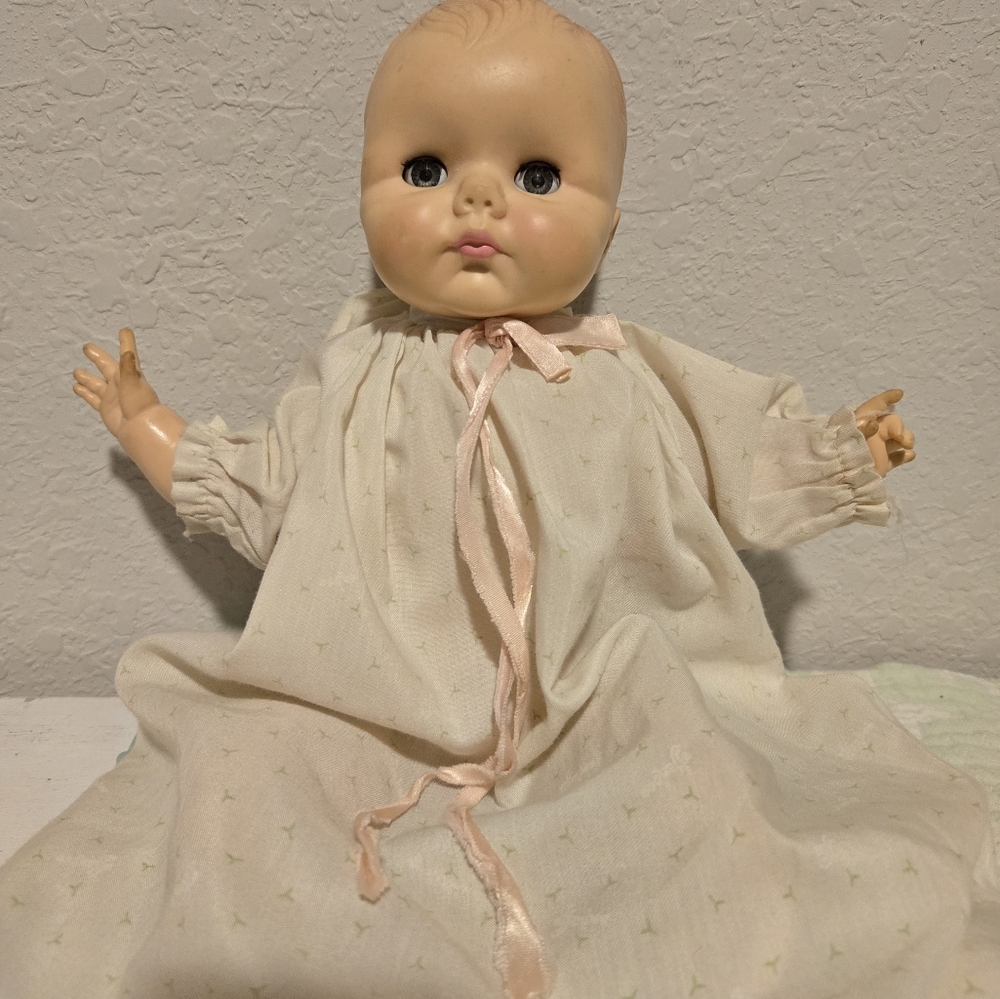 Vintage 1977 EFFANBEE pucker up doll. #8377 13 inches